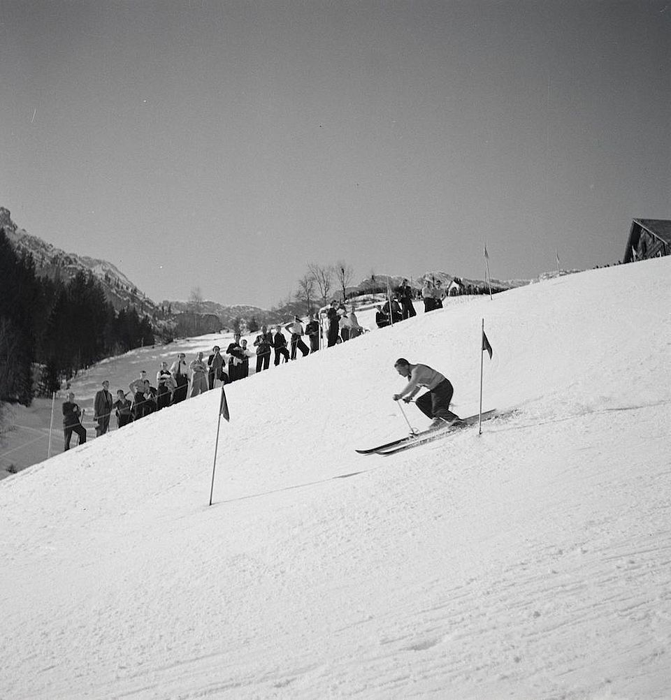 [Skirennen]  Engelberg, ca. 1938  Foto: Ernst Brunner  Negativ s/w, 6x6 cm  Sammlung SGV_12: Ernst Brunner  SGV_12N_12837  © Schweizerische Gesellschaft für Volkskunde